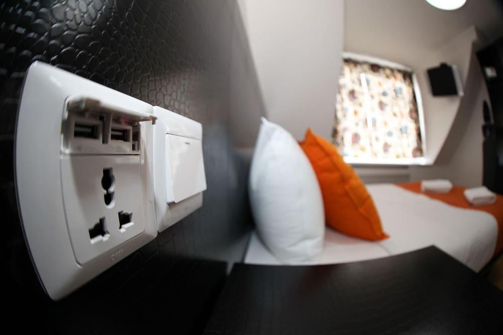 Heathrow Inn Room Type - Basic Twin Room, Ensuite (twin room for 2 persons)
