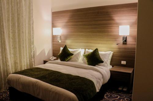 Almond Hotel Apartments Room Type - Deluxe Queen Studio 