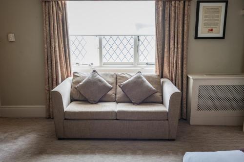 Red Lion Hotel, Hillingdon - Tap to explore photos