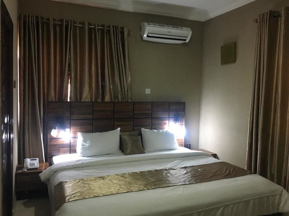 Momak 5 Hotel and Suites - Tap to explore photos