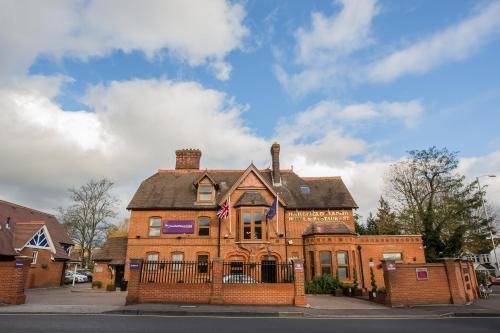 Harefield Manor Hotel - Tap to explore photos