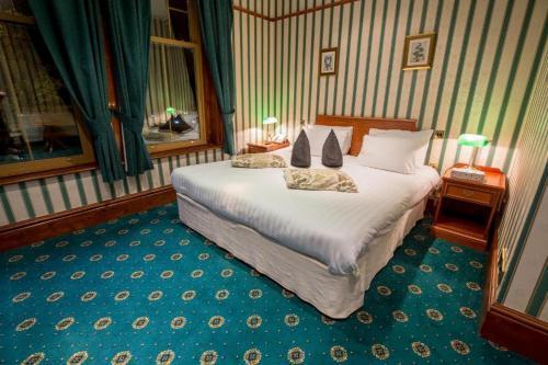 Harefield Manor Hotel - Tap to explore photos
