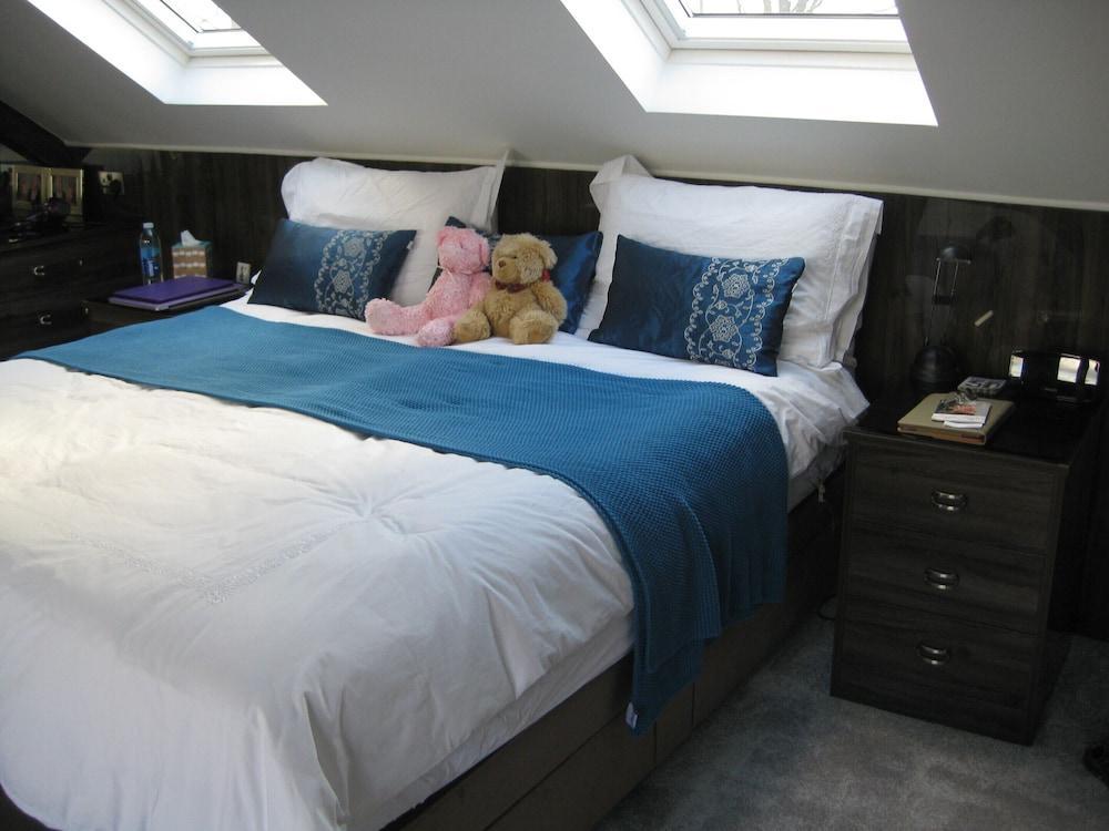 Brooklyn House Room Type - Luxury Suite, Ensuite, Garden View (Peacock)