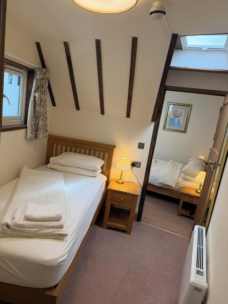 Oakwood B&B Heathrow - Tap to explore photos