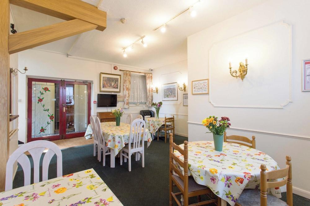 Oakwood B&B Heathrow - Tap to explore photos