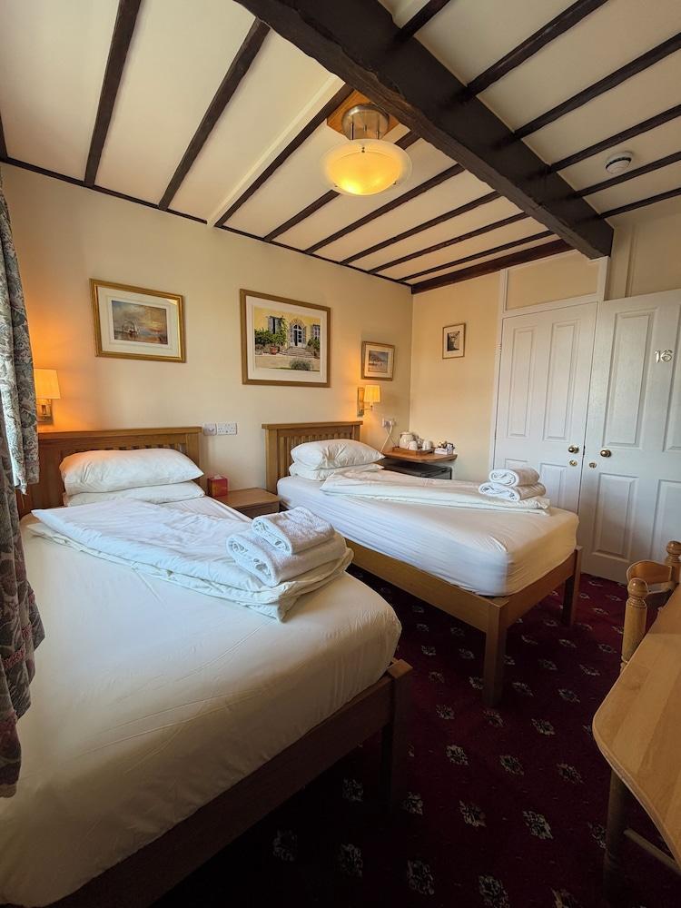 Oakwood B&B Heathrow - Tap to explore photos