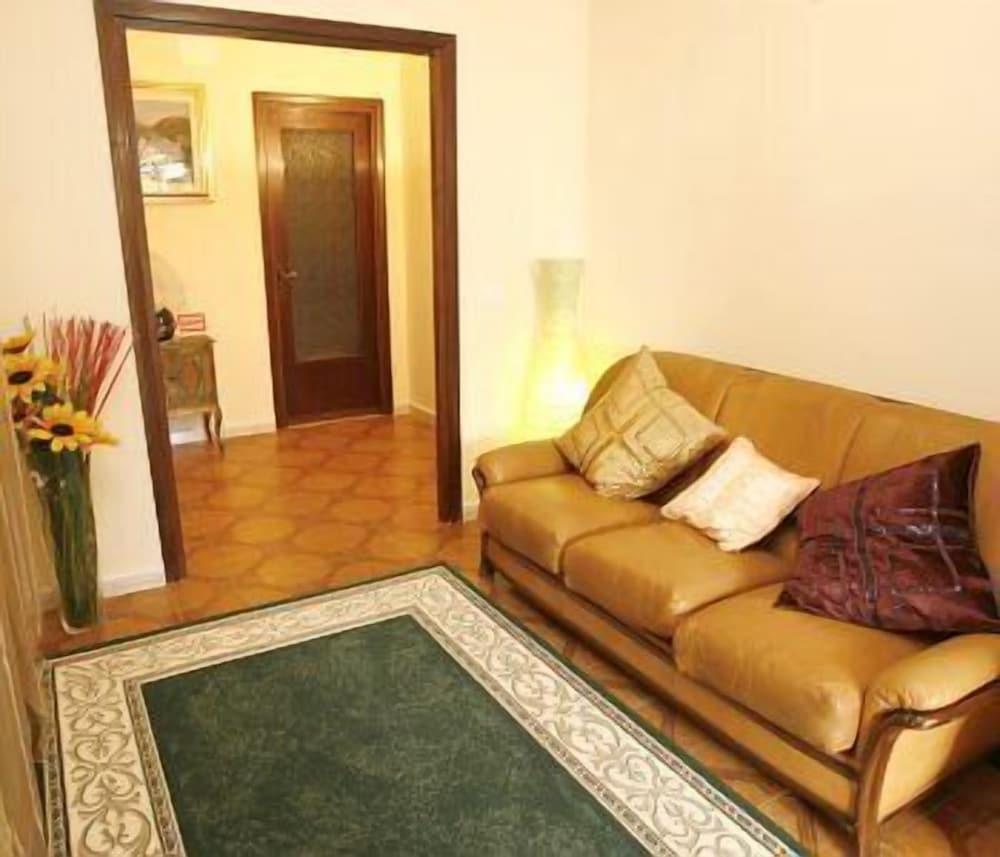 B&B Luana Inn Airport - Tap to explore photos