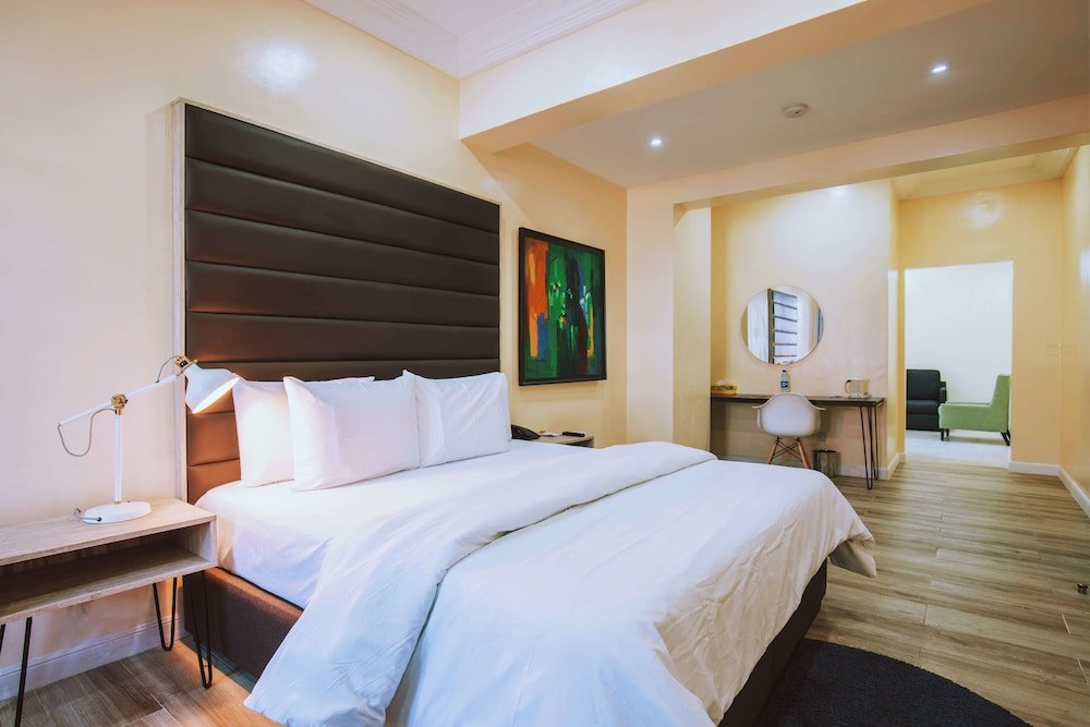 Maple Hotel Room Type - Suite, 1 King Bed