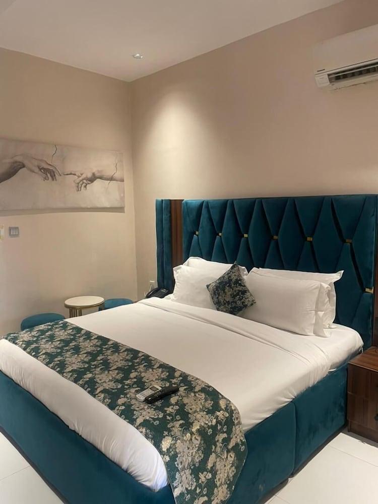Proof Lounge Hotel Room Type - Deluxe Room (Blaise)