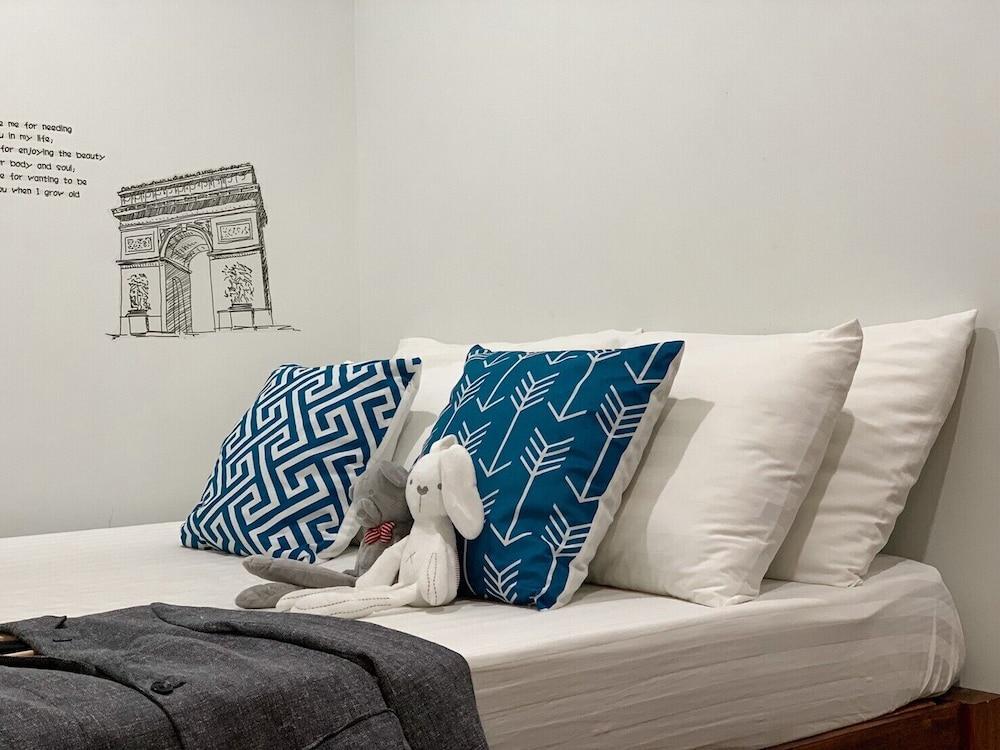 Click Hostel Room Type - Private Queen with Shared Bathroom