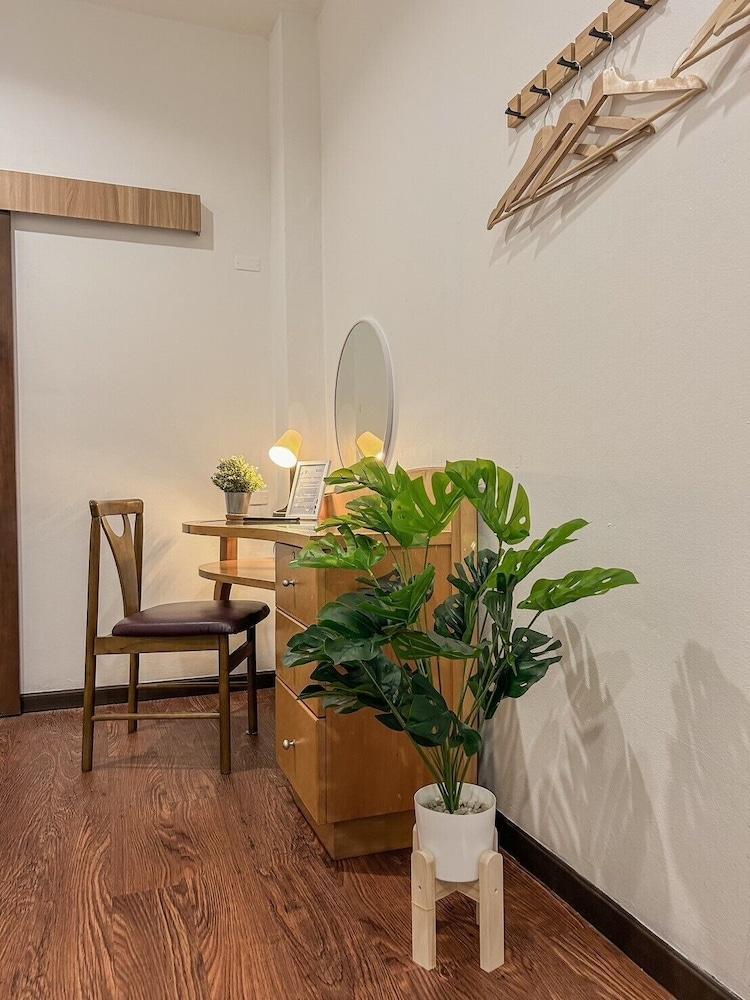 Click Hostel Room Type - Basic Double Room, 1 Queen Bed