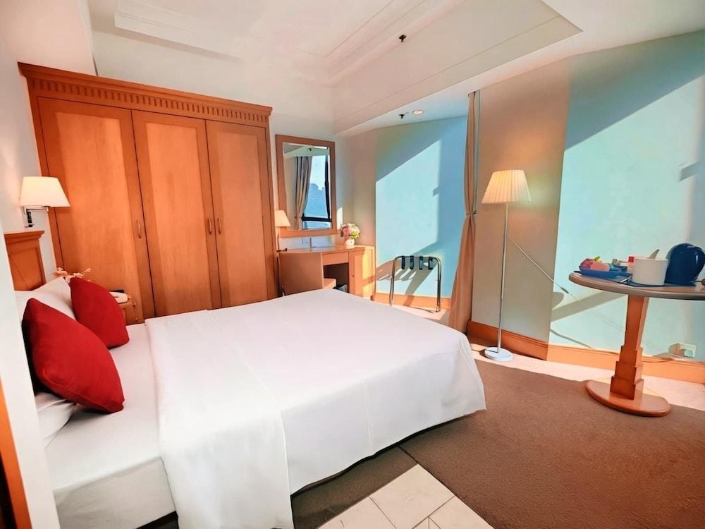 Ramada Hong Kong Grand View Room Type - 1 Queen Bed, Superior Room, City View, Non-Smoking