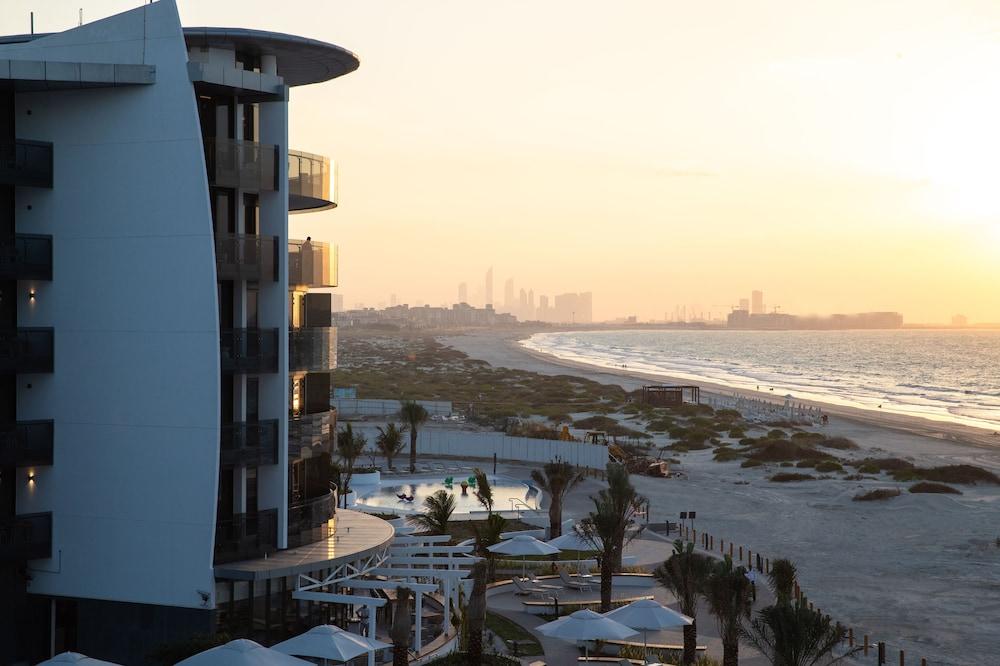 Jumeirah Saadiyat Island - Tap to explore photos