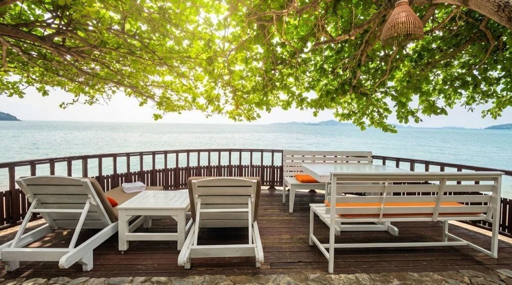 Birds and Bees Resort Pattaya Room Type - Beachfront Suite