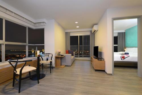 Centre Point Prime Hotel Pattaya - Tap to explore photos