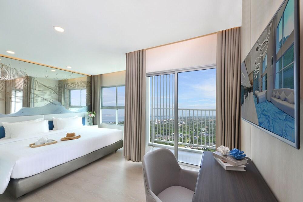 Centre Point Prime Hotel Pattaya Room Type - Presidential Room, 1 King Bed, City View