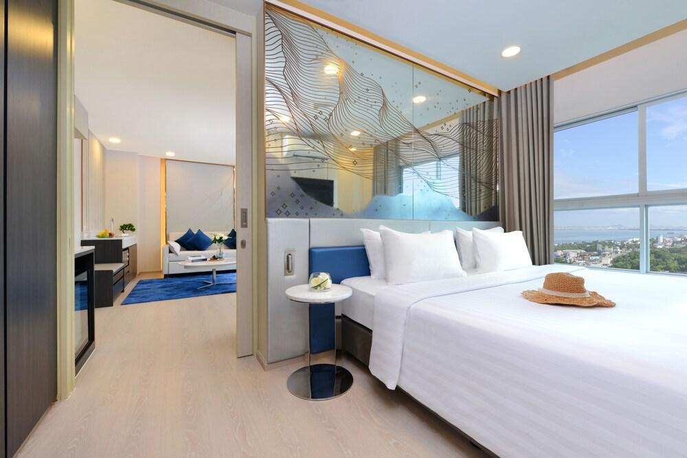 Centre Point Prime Hotel Pattaya Room Type - Grand Room, 1 King Bed, City View