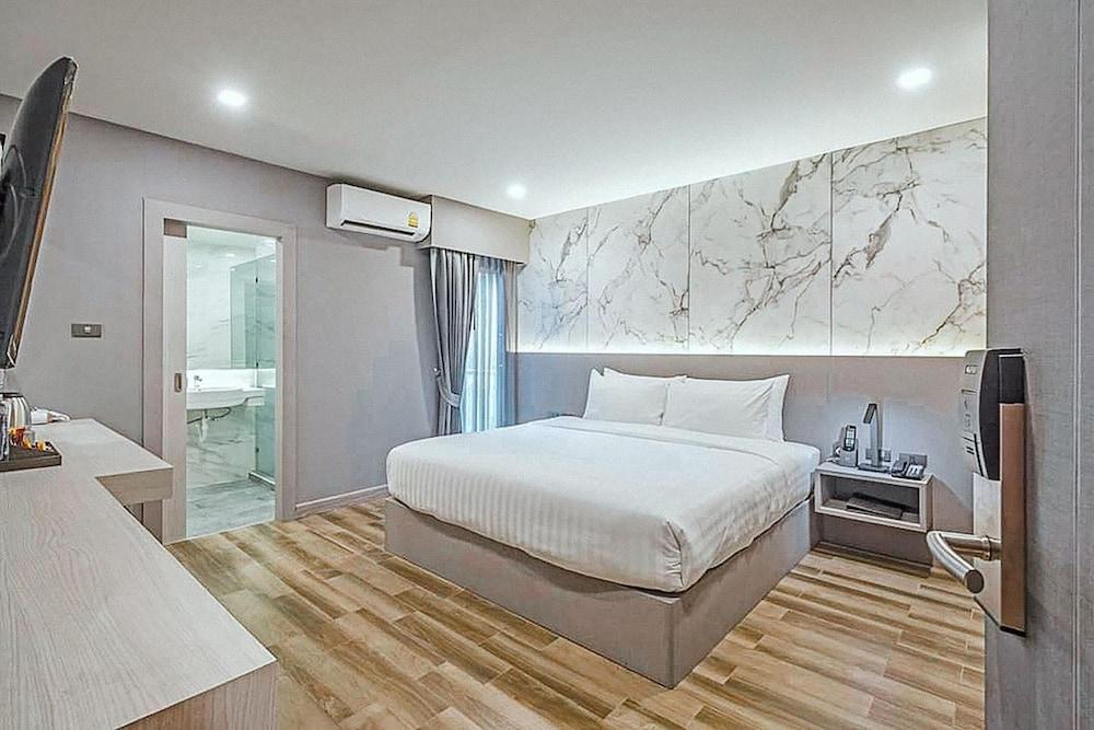Hyde Park Hotel Bangkok Room Type - Superior Double Room