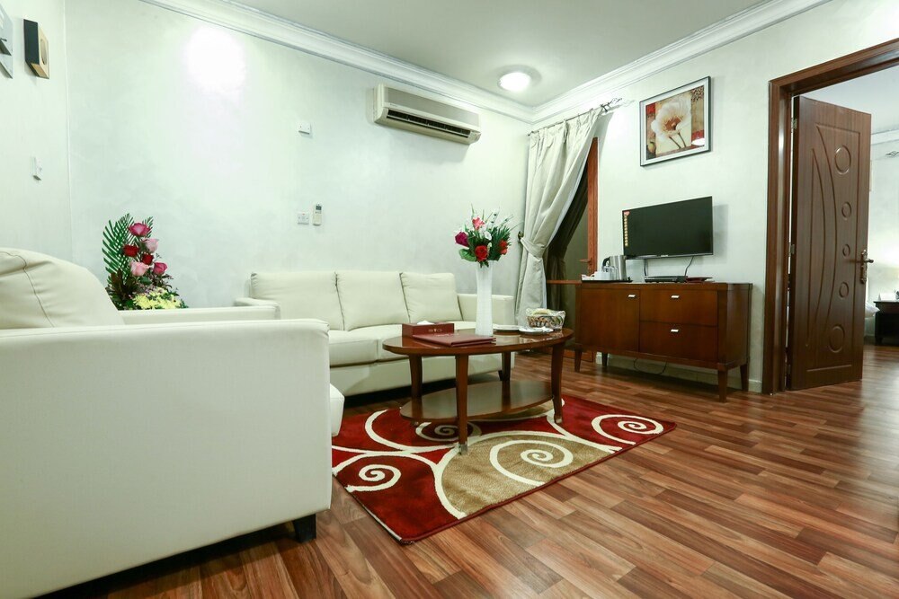 La Villa Suites Hotel - Tap to explore photos