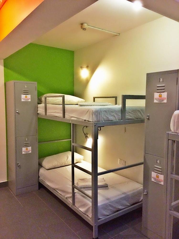Campbell Inn Singapore Room Type - 1 Bed in 12 Beds Mixed Room