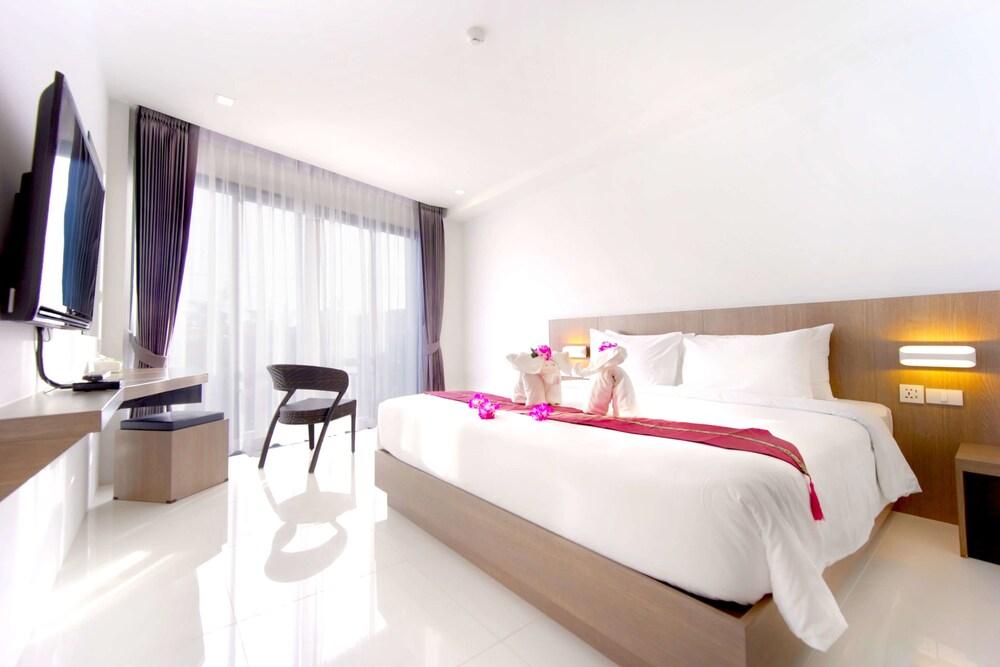 Phoenix Karon Beach Hotel - Tap to explore photos