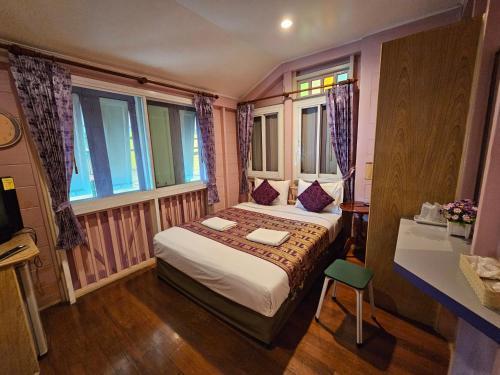 Samsen Sam Place Room Type - Superior Deluxe Double or Twin Room 
