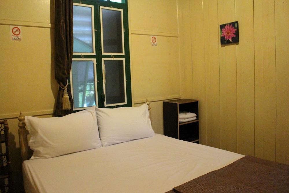 Samsen Sam Place Room Type - A/C Shared Bathroom