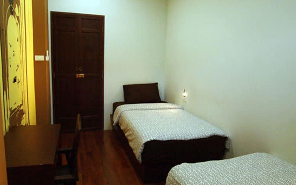 Sunny Hostel Phuket Room Type - Standard Twin Room, 2 Bedrooms, City View