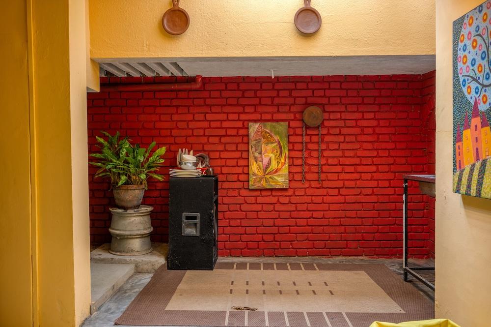 Drop Inn Colombo - Tap to explore photos