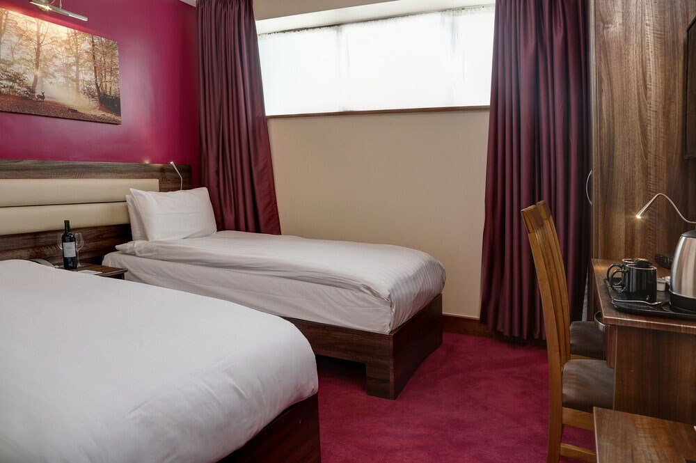 The Airlink Hotel London Heathrow - Tap to explore photos