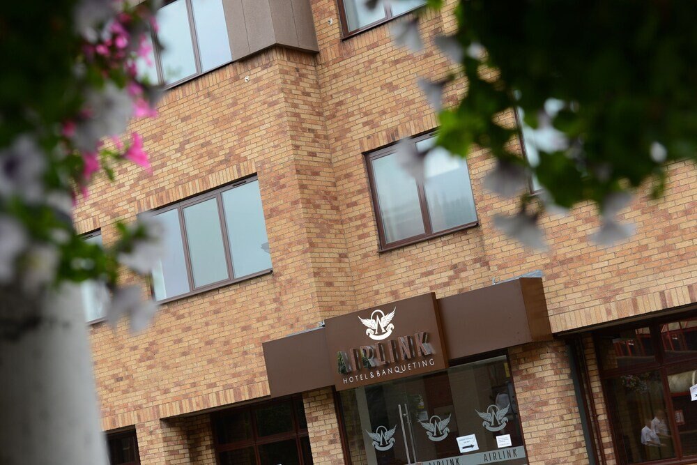 The Airlink Hotel London Heathrow - Tap to explore photos