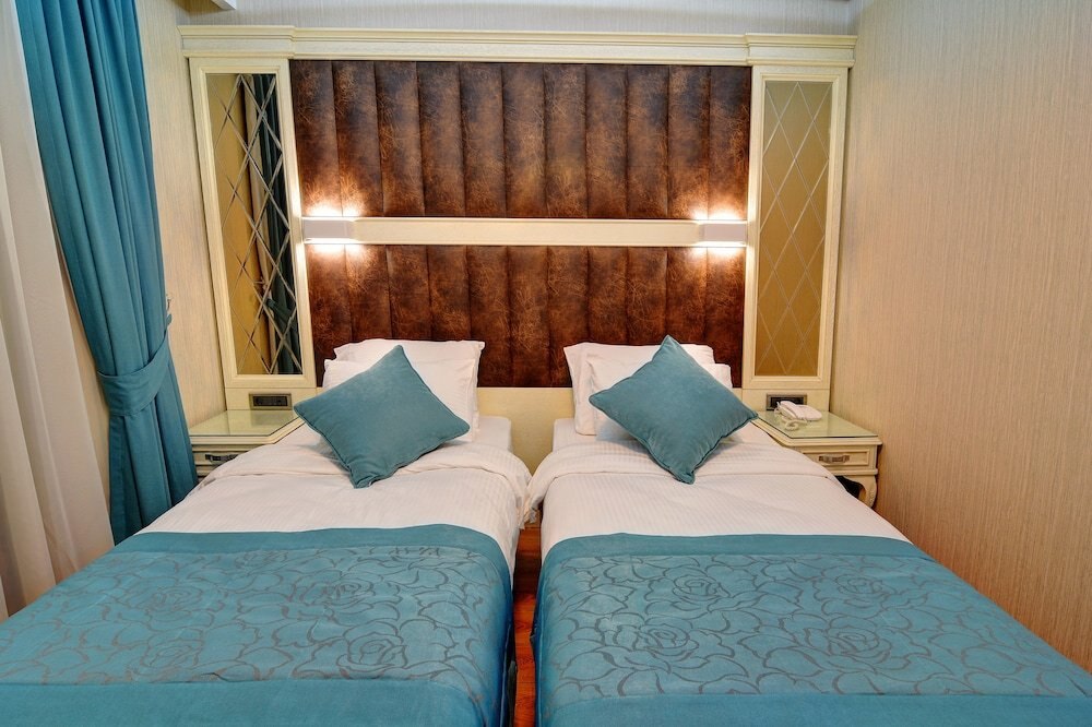 Novelty Hotel - Tap to explore photos