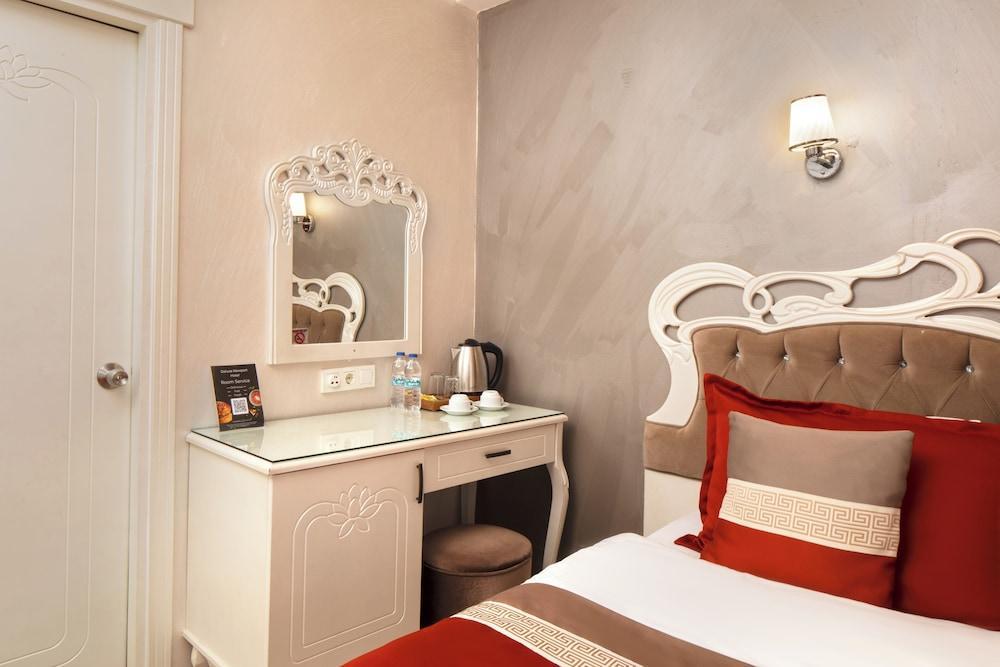 Deluxe Newport Hotel - Old City - Tap to explore photos