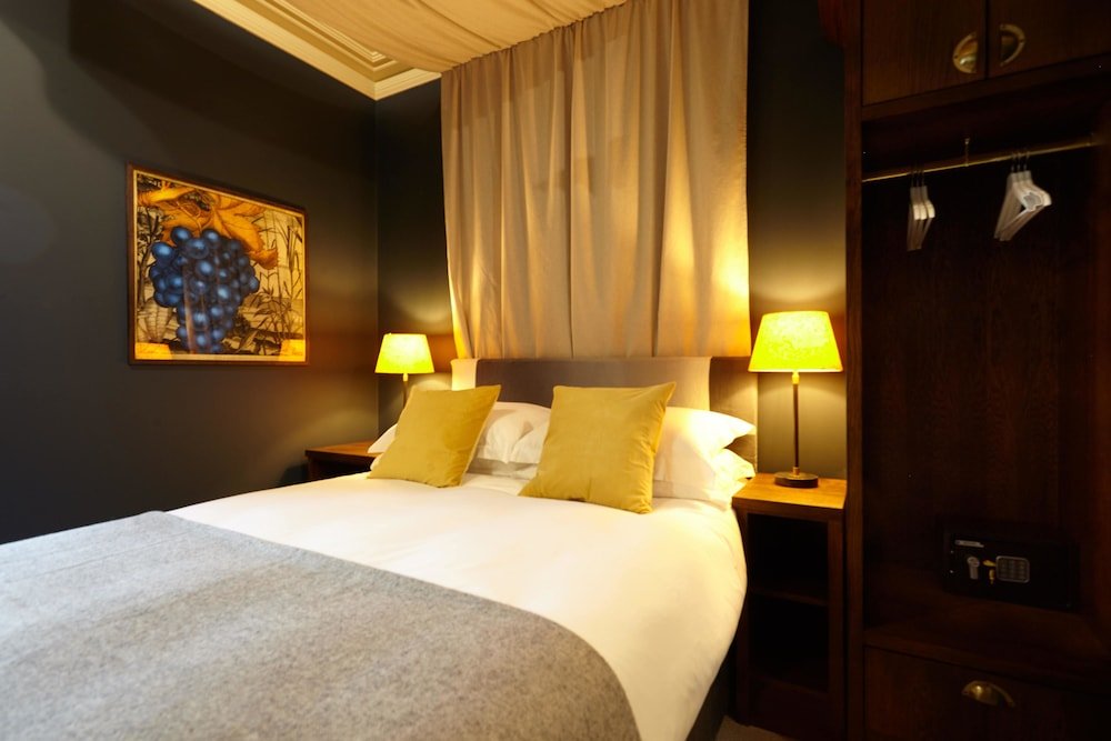 The Princess Victoria Room Type - Deluxe King or Twin Room