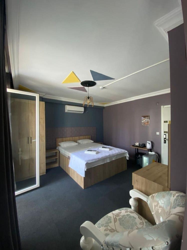 Retro Suites Room Type - Standard Triple Room