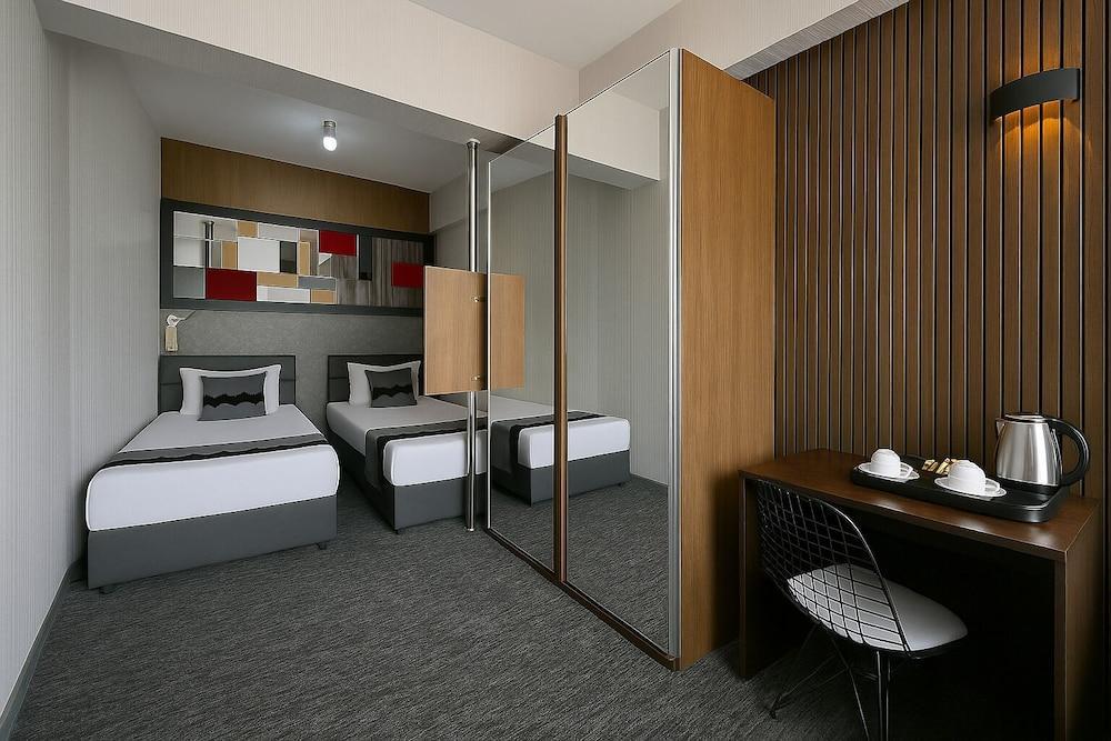 Black Art Otel Room Type - Standard Twin Room, 2 Twin Beds, Non Smoking Black Art Otel Room Type - Standard Twin Room, 2 Twin Beds, Non Smoking