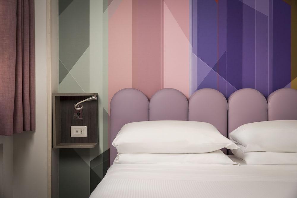 The RomeHello - Hostel Room Type - Triple Room, Private Bathroom