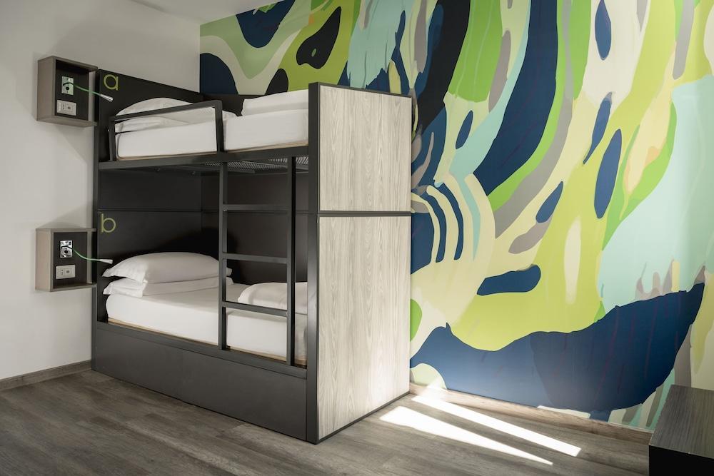 The RomeHello - Hostel Room Type - Twin Room, Private Bathroom