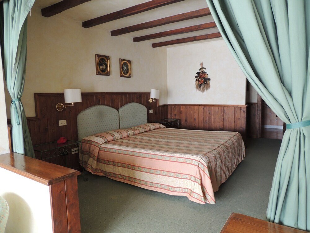 Country Relais I Due Laghi - Tap to explore photos