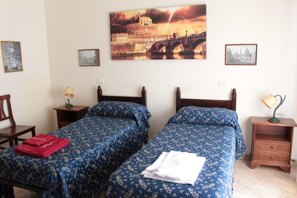 Ianus Guest House Room Type - Standard Twin Room