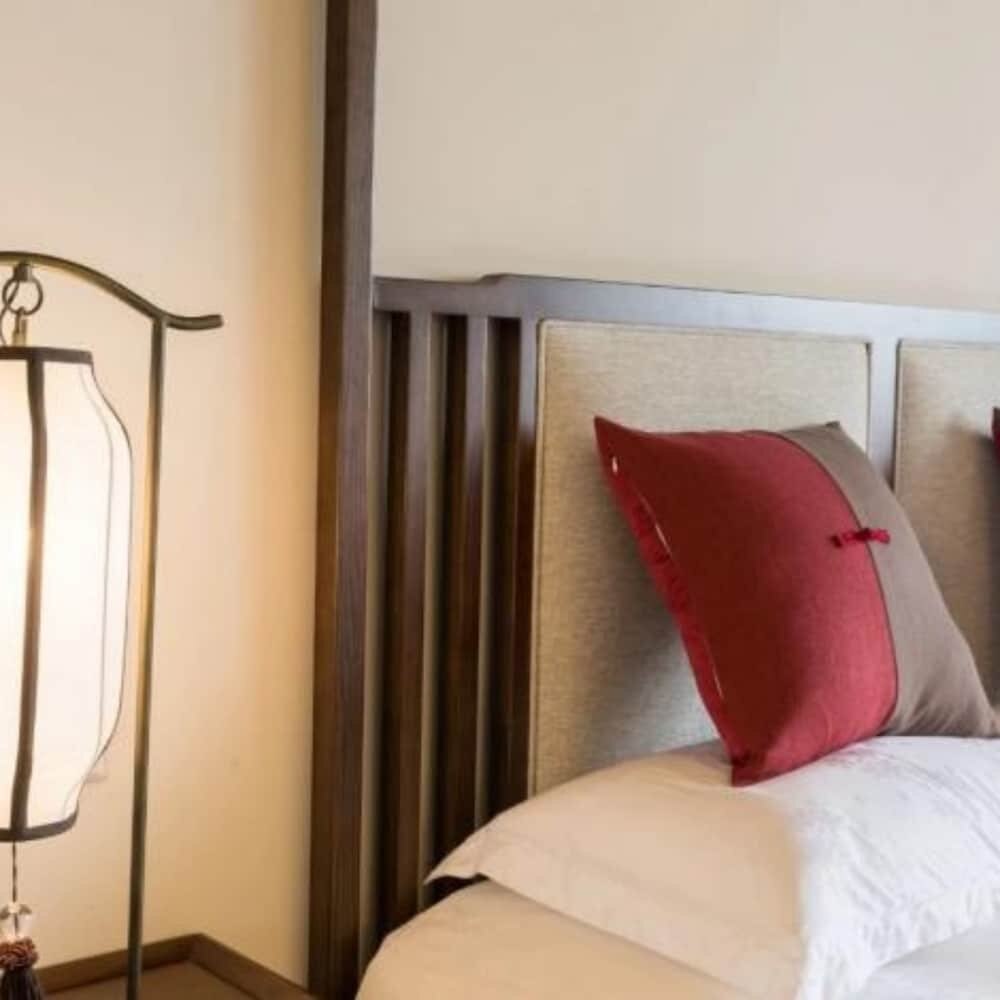 Meet LaVilla House Disney Airport Branch - Tap to explore photos