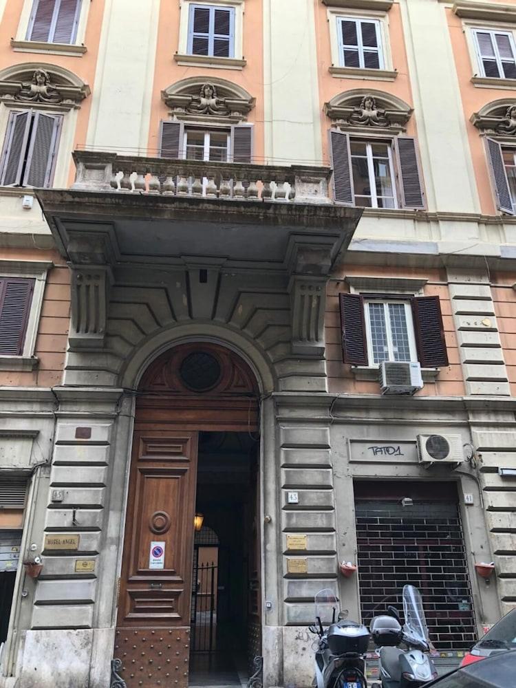 Spazio Cavour - Tap to explore photos