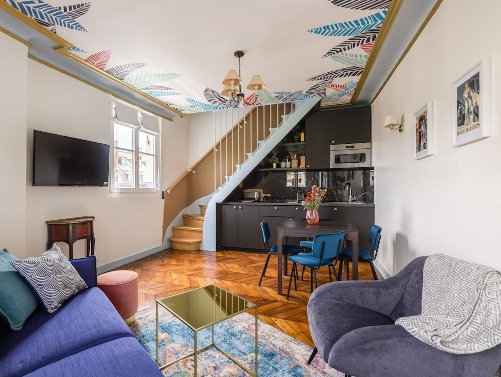 Luxury 2 Bedroom Duplex - Beautiful Monument View - Tap to explore photos