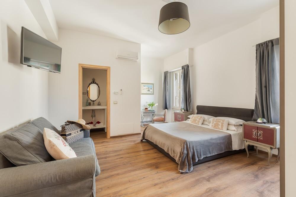 Guest House Maison 6 Room Type - Deluxe Suite, 1 King Bed with Sofa bed, Private Bathroom Guest House Maison 6 Room Type - Deluxe Suite, 1 King Bed with Sofa bed, Private Bathroom