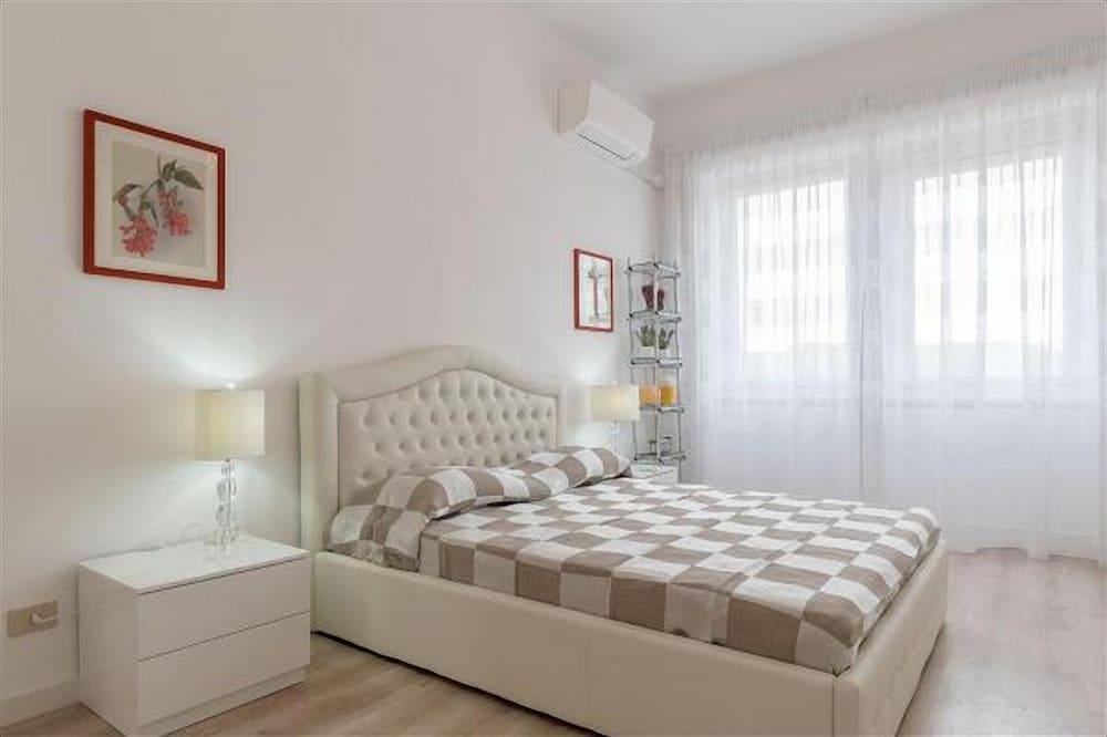 San Pietro Roomy Flat - Tap to explore photos