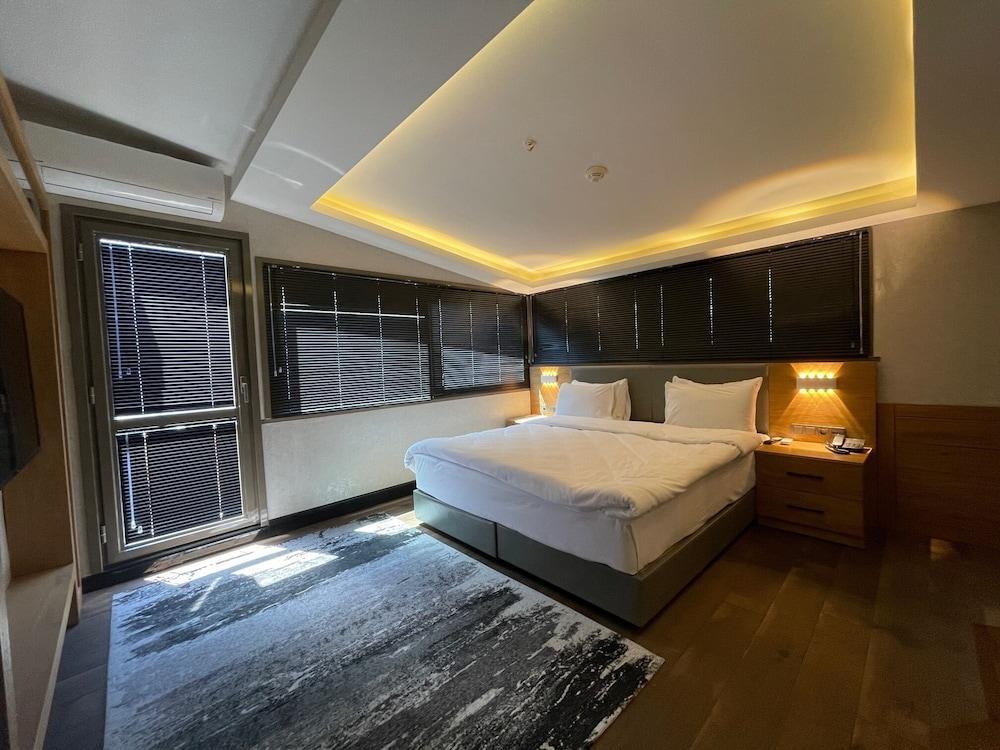 Feri Suites Room Type - Deluxe Double Room (Stair Access)