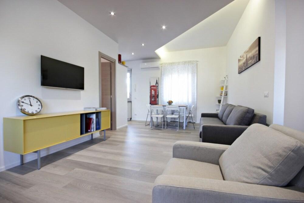 Wonder Penthouse Attic - Tap to explore photos