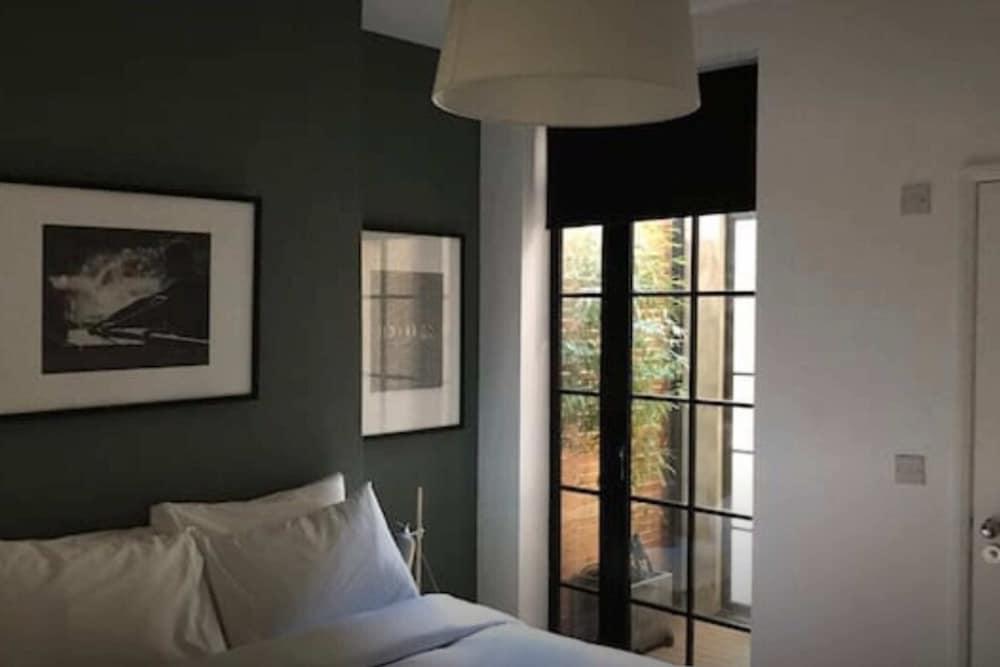 Stylish Newly Refurbished 2 Bedroom Flat With Terrace - Tap to explore photos