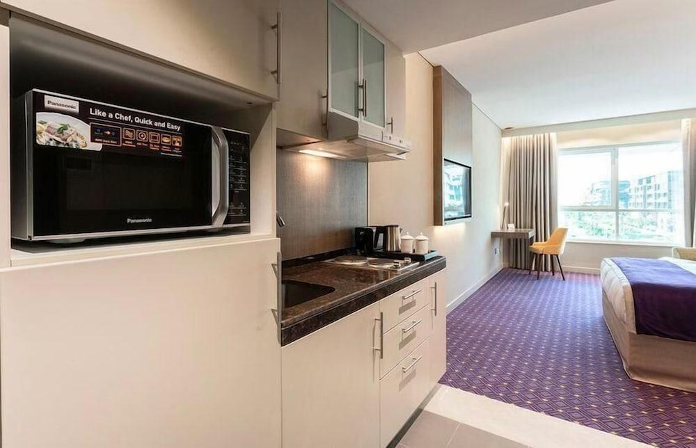 LEVA Hotel and Suites Opposite Downtown Room Type - Premium King City View