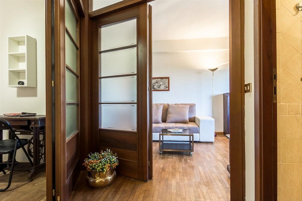 Porta Portese Apartment - Tap to explore photos